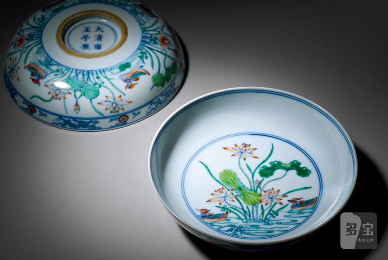 清雍正 斗彩鸳鸯荷塘图卧足盘一对 - 图2
